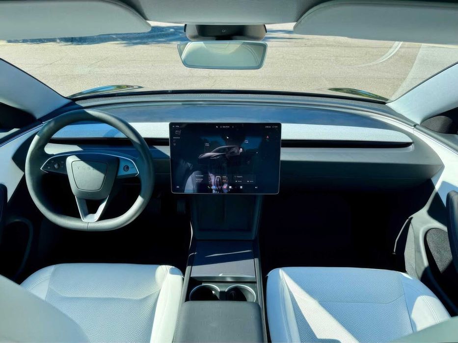 Tesla Model 3 Long Range      2025