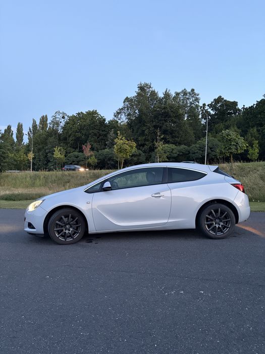 Opel Astra J GTC, 2.0 CDTI. Bardzo dobry stan, niski przebieg.