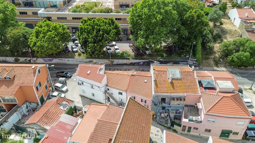 Fully Renovated Building in Frielas – A Profitable Investment
