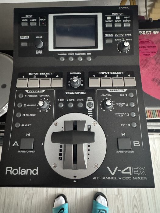 Roland V-4EX.  Mikser video