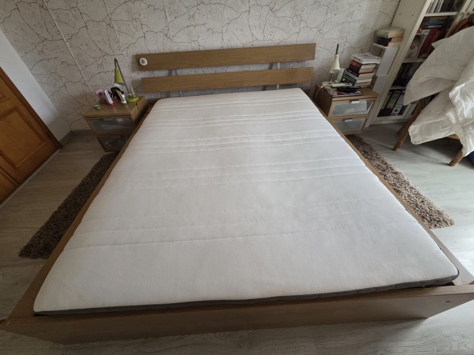 Cama com mesas de cabeceira e camiseiro