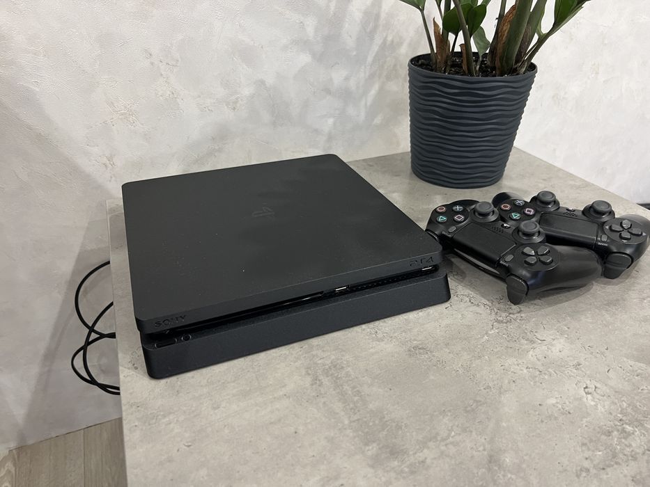 PS4 Slim 1TB 2 джойстика