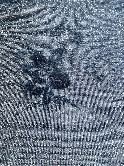 Czarna chusta w róże i ze srebrną nitką na ramiona