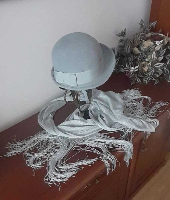 Jasnoszary aksamitny kapelusz + srebrny szal (elegancki zestaw)