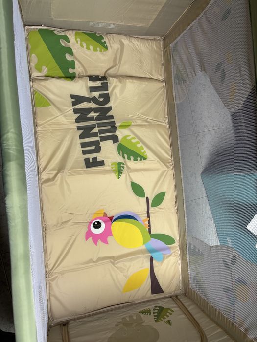 Berço de Viagem de Nível Duplo com Arco de Brincadeira Jungle
