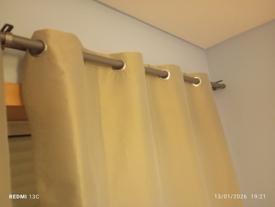 Cortinas beges com ilhós
