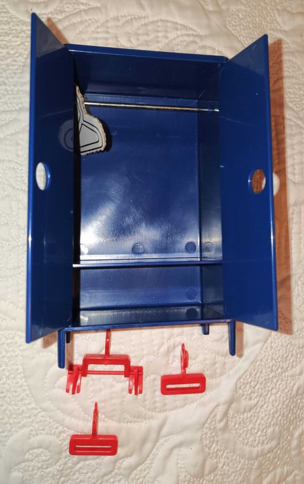 Spora szafa ikea z wieszaczkami, pasuje do motywu Barbie