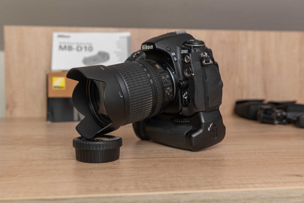 Nikon D300 + Nikkor 18-105 + MB-D10