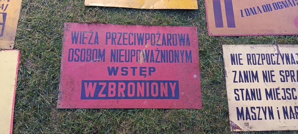 Stara metalowa tablica z PRL-u