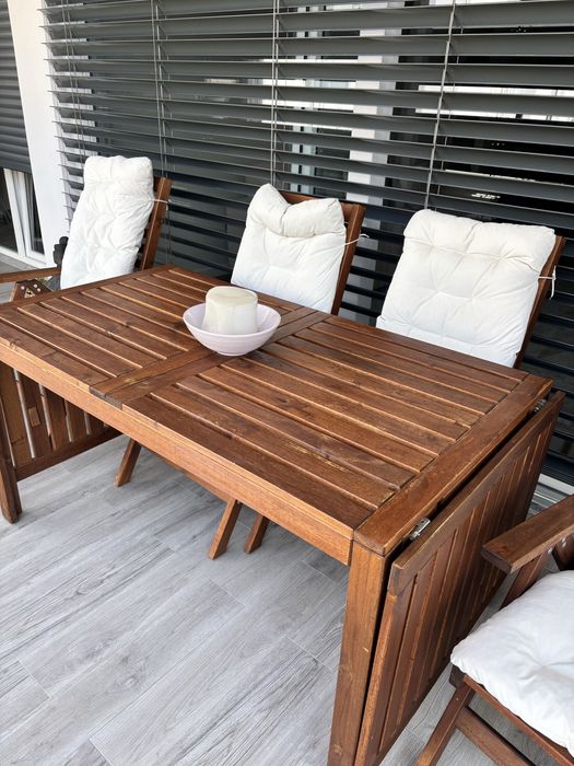 Conjunto Ikeia mesa e quatro cadeiras