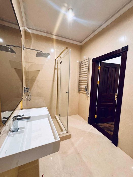 Продається просторий  будинок в Центрі