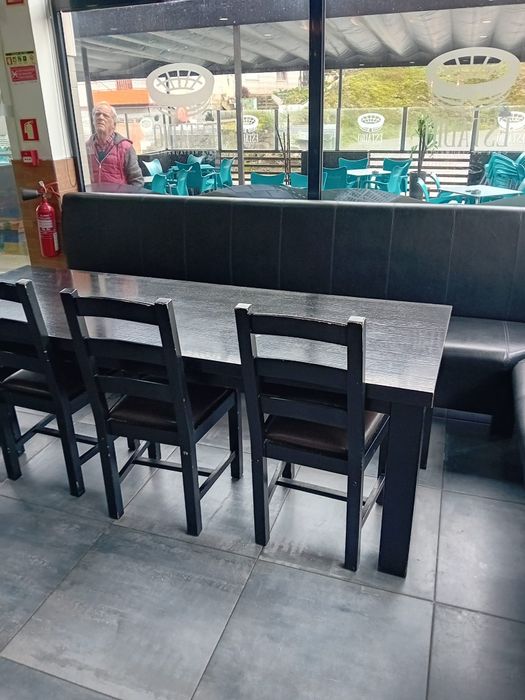 Mesa e 3 Sofas de restaurante