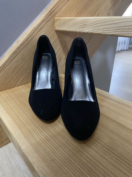 Czarne zamszowe szpilki