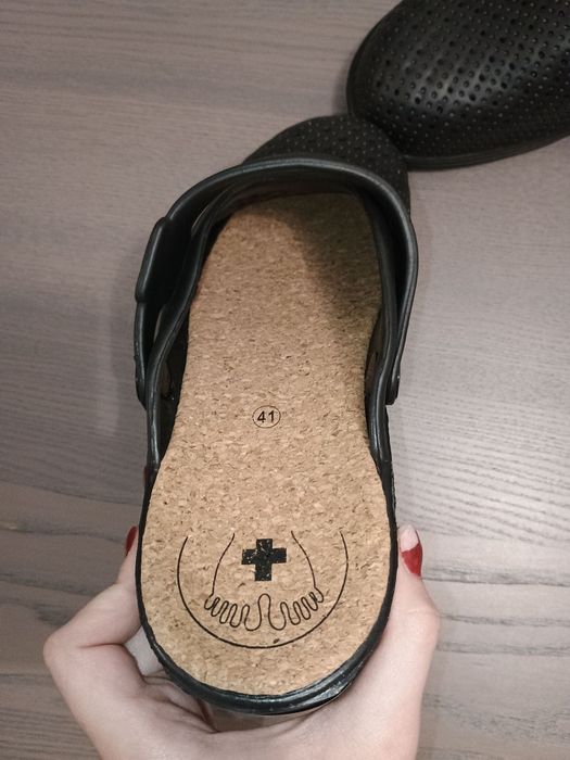 Czarne buty medyczne / klapki na podwyższeniu 4 cm r. 40–40,5