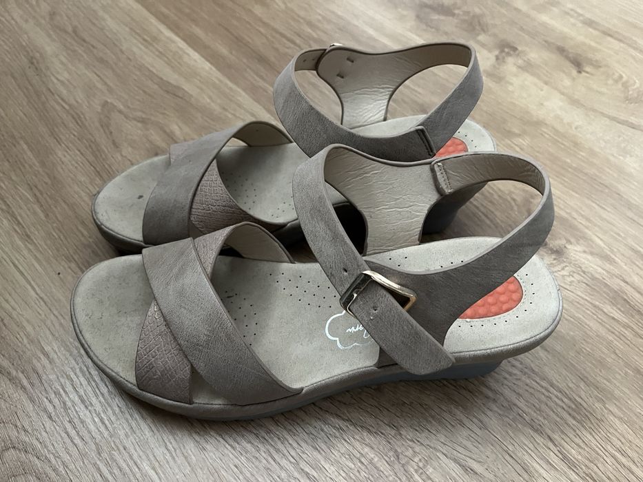 Sandálias em pele 40