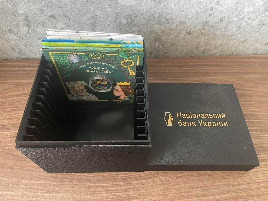 Бокс для  квадратних буклетів НБУ з монетами 15 комірок.