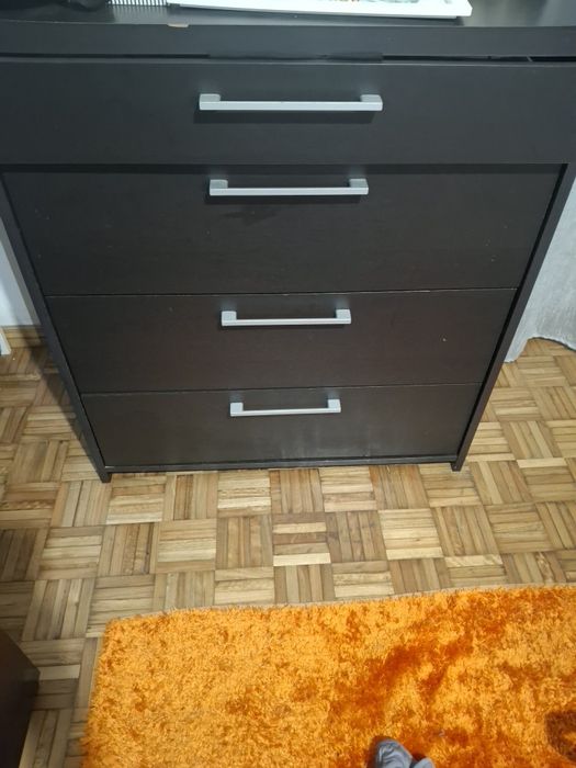 Comoda preta com 4 gavetas 3fundas e 1 mais fina