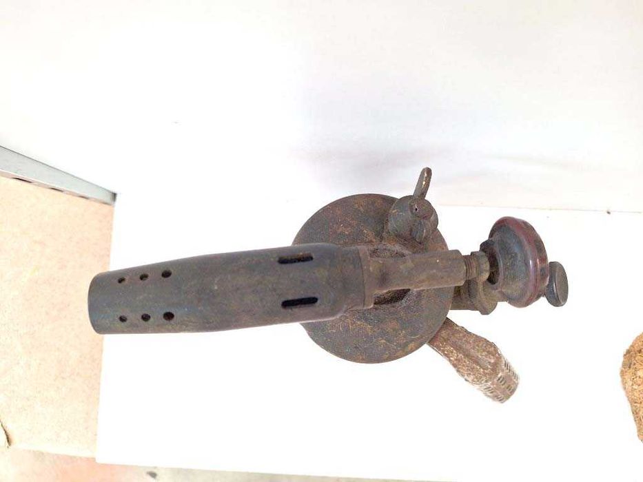 Maçarico a petróleo antigo