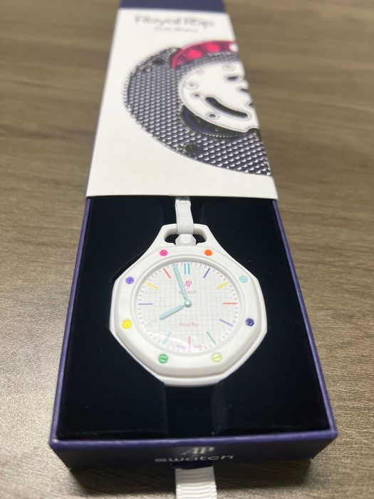 Kultowy Royal Pop Swatch x AP Huit Blanc SSX03W100N– biały tapisserie, luma, lanyard