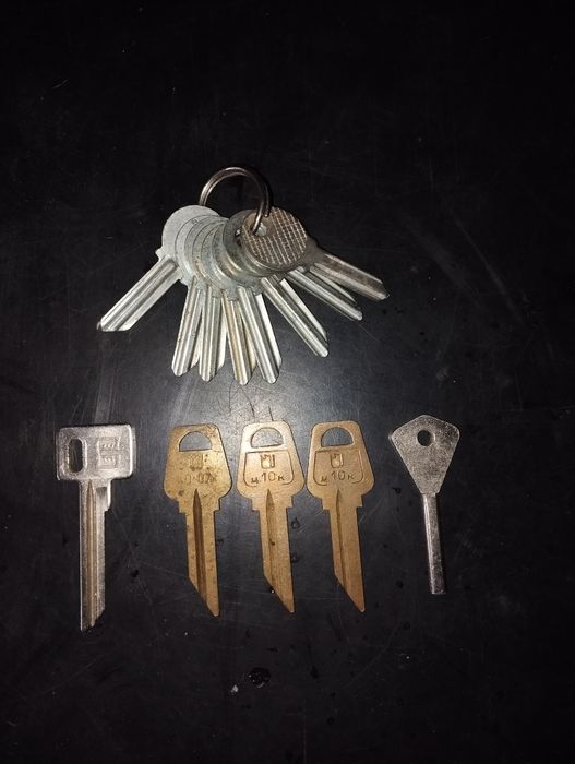 Замки/ручки/ключі/шпінгалети/гачки/ланцюг до дверей