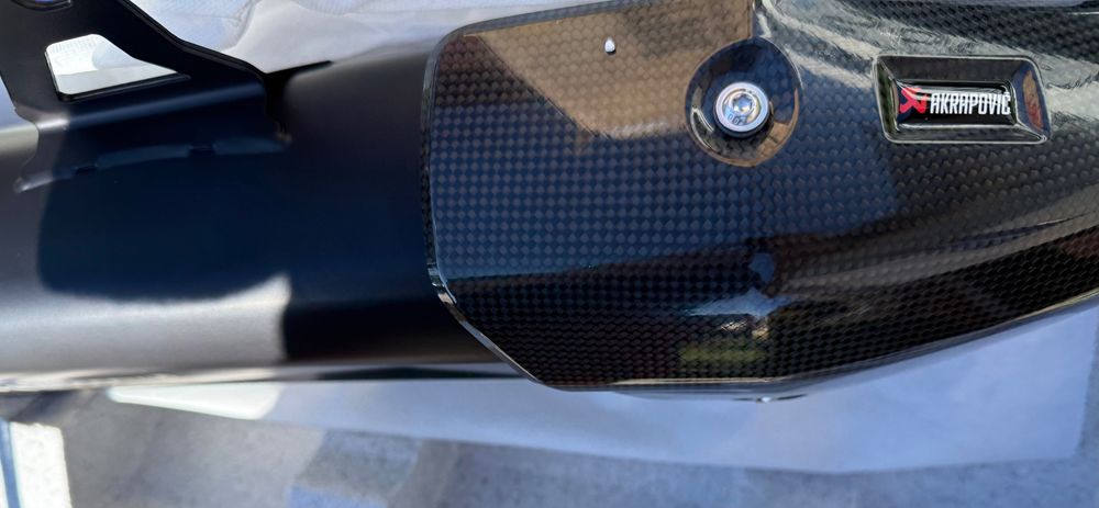 NOWY Wydech akrapovic Carbon Tytan versus 1100
