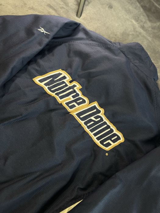Це вінтажна куртка Reebok Notre Dame