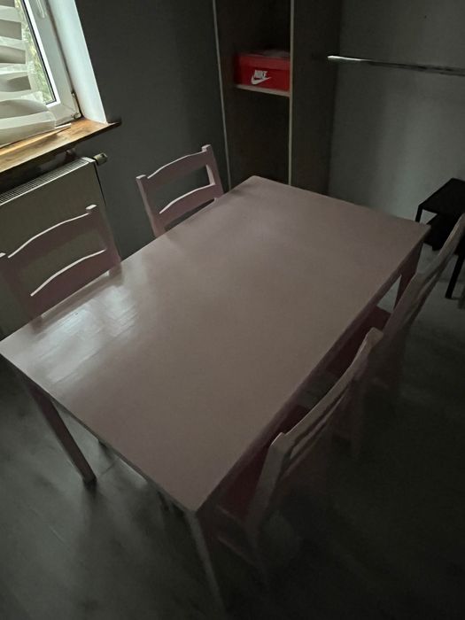 Stół i 4 krzesła w ciekawym kolorze
