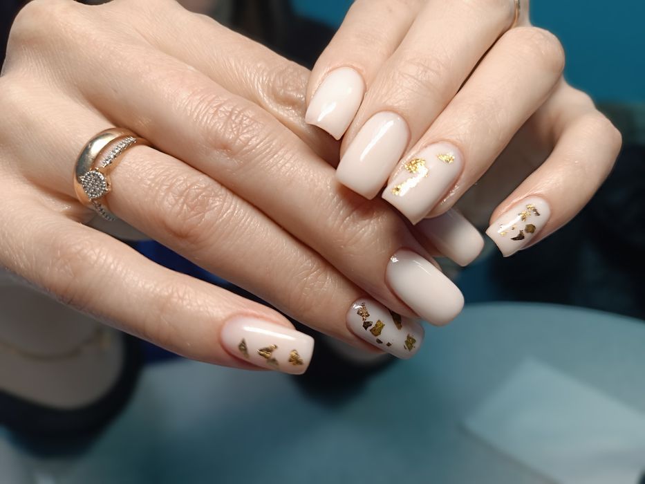 Манікюр, нарощування нігтів, макіяж