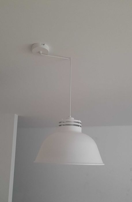 Biała metalowa lampa