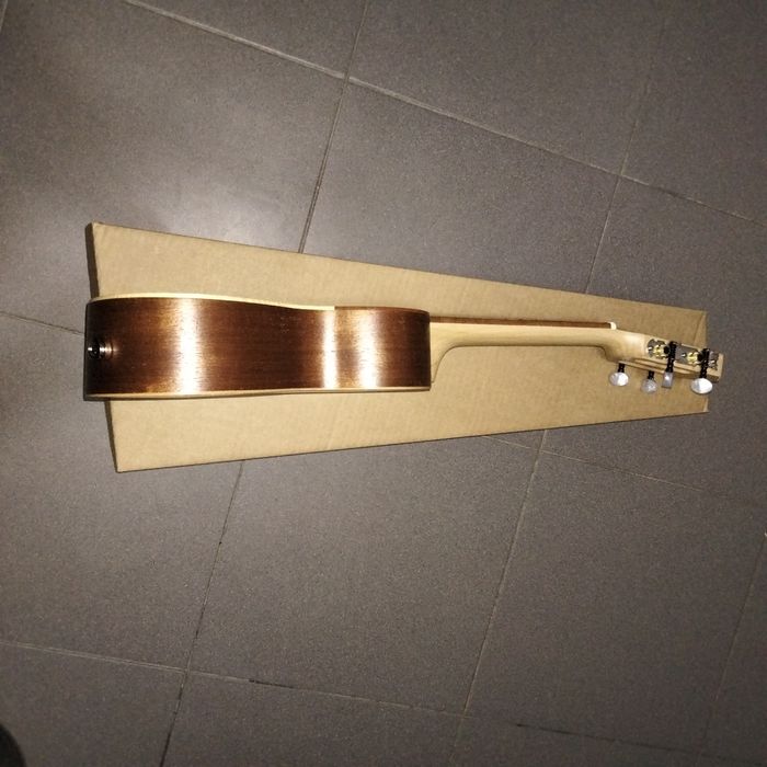 Cavaquinho meio tampo elétrico