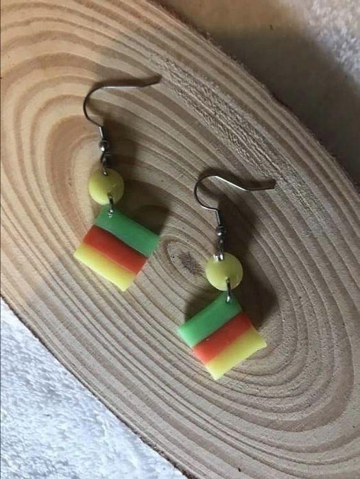 Brincos artesanais com cores néon