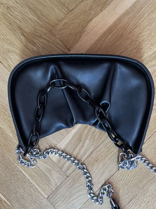 чорна сумка з ремінцем