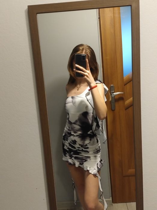 Sukienka mini falbanki dopasowana viral Pinterest impreza randka lato plaża sexy biało czarna wesele