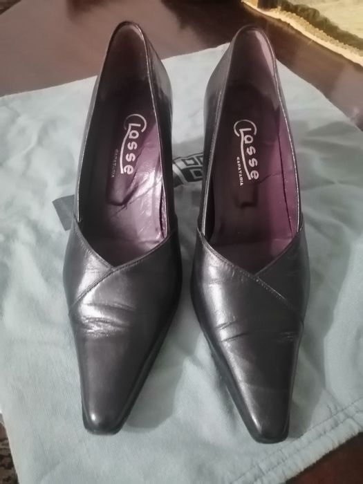 Sapatos em pele.  Cor preta e castanha tam. 37