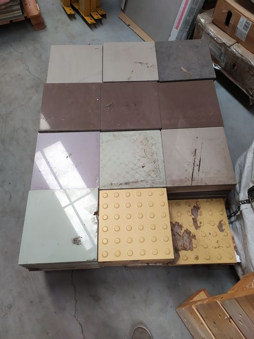 Restos azulejos e tijoleira