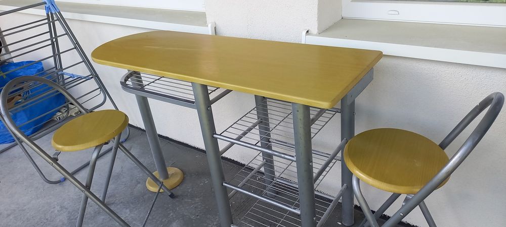 Stolik kuchenny z 2 toboretami
