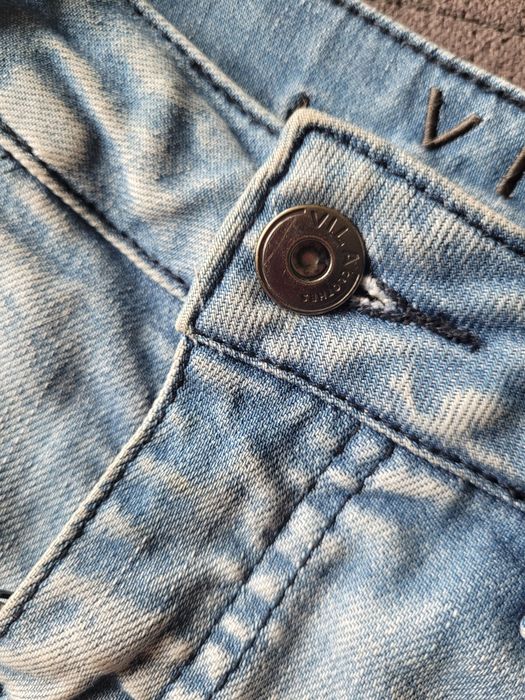 Jeansowe szorty zakonczone nitkami z kieszeniami r. 38 Vila