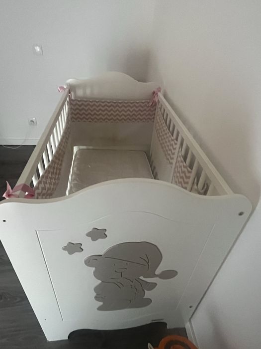 Berço de bebé com colchão