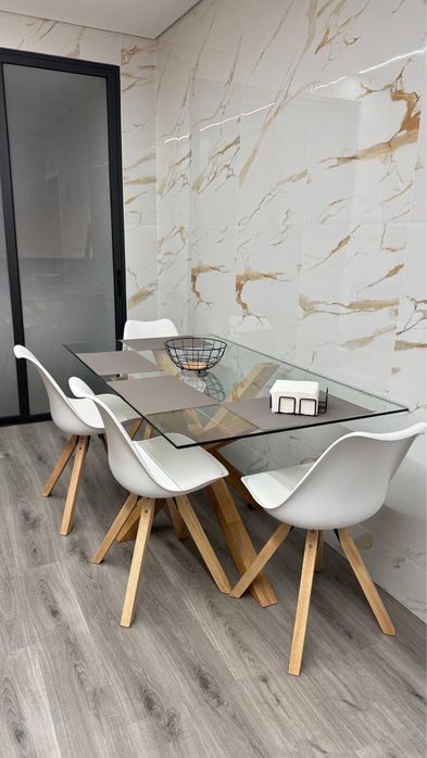 Conjunto mesa e cadeiras