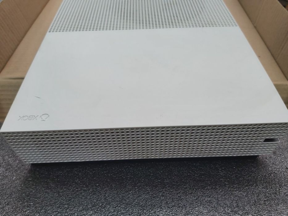 Ігрова консоль Microsoft Xbox One S 1681  "1TB"