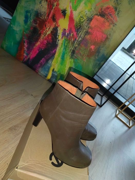 Other stories, 38, skóra, and khaki