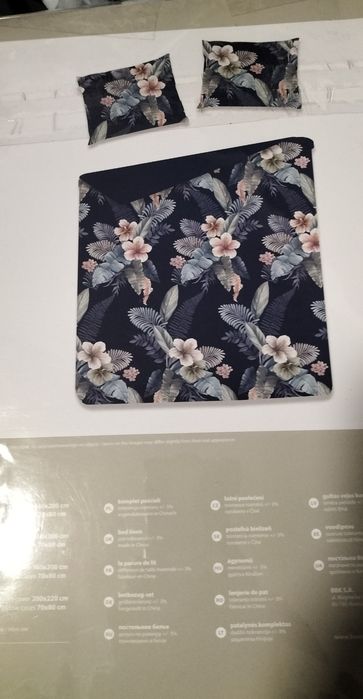 Pościel satynowa 160x200, granatowa w egzotyczne kwiaty