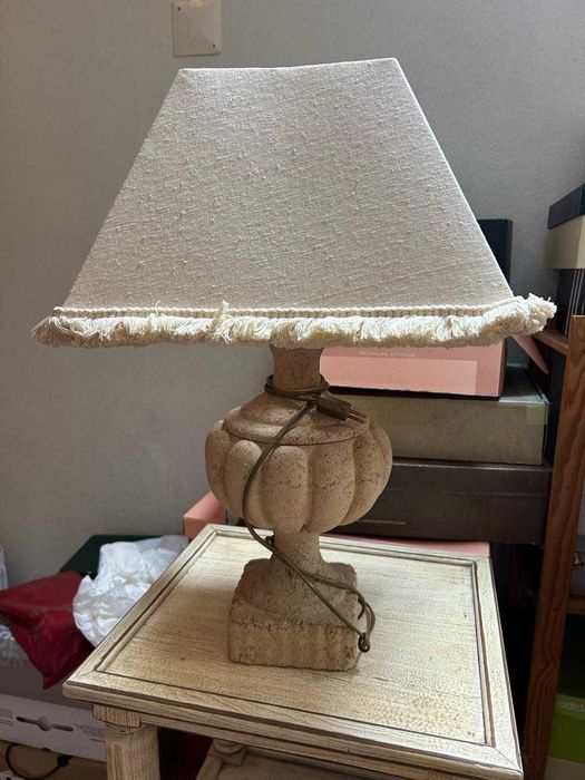 Conjunto 2 candeeiros de mesa antigos base pedra e abajur tecido