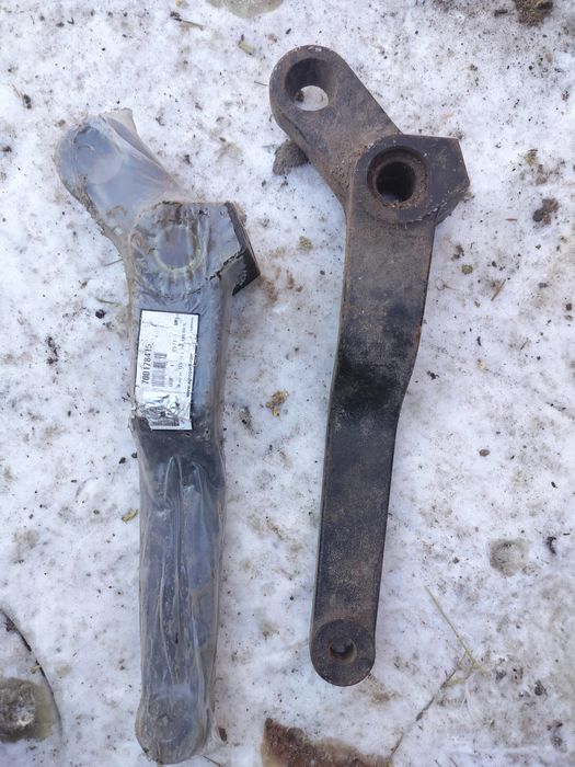 Кронштейн копіруючого колеса правий, оригінал 700158652/700178415 MF P