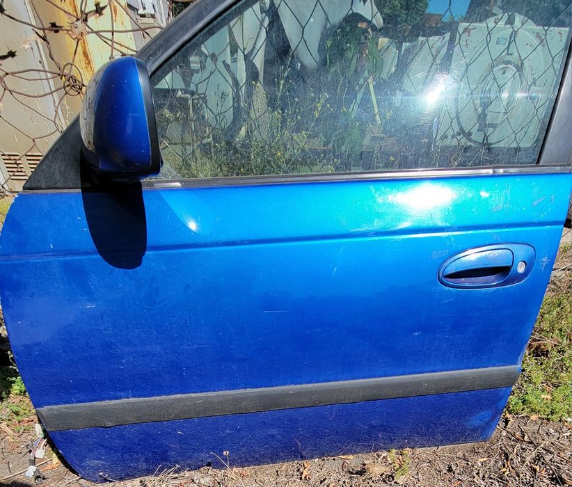 Тоёта авенсис т22 Продам двери левая сторона