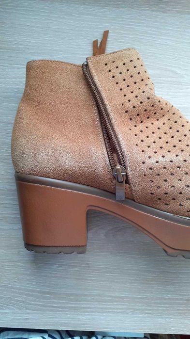 Botins castanhos com tacão 37