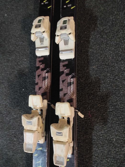 Pares de ski encerados/afiados prontos a usar