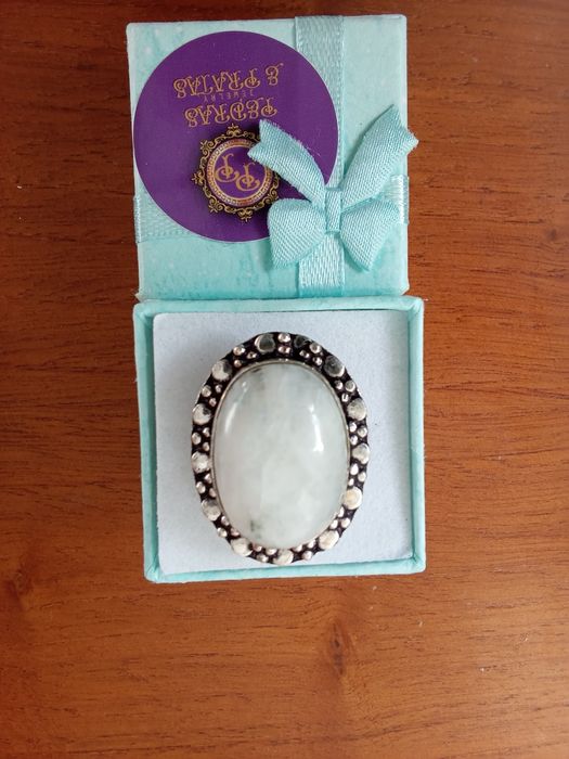 Anel em Prata Feito à Mão.   Peça Única com Quartzo Leitoso