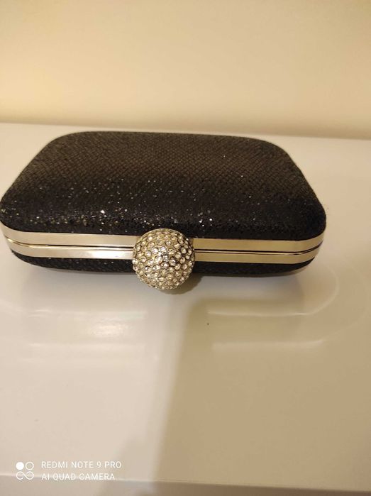 Czarna błyszcząca kopertówka