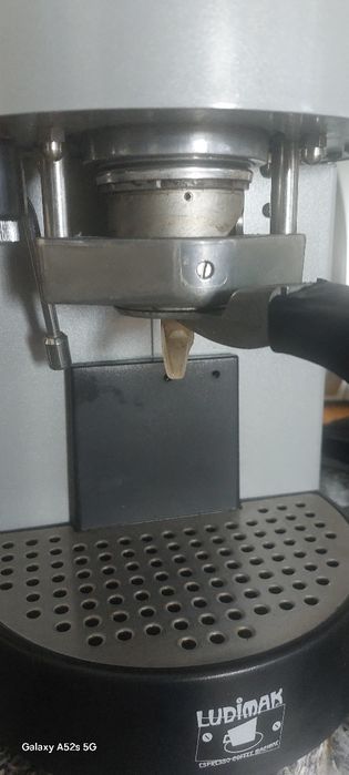 Máquina de café em bom estado a trabalhar bem De pastilha